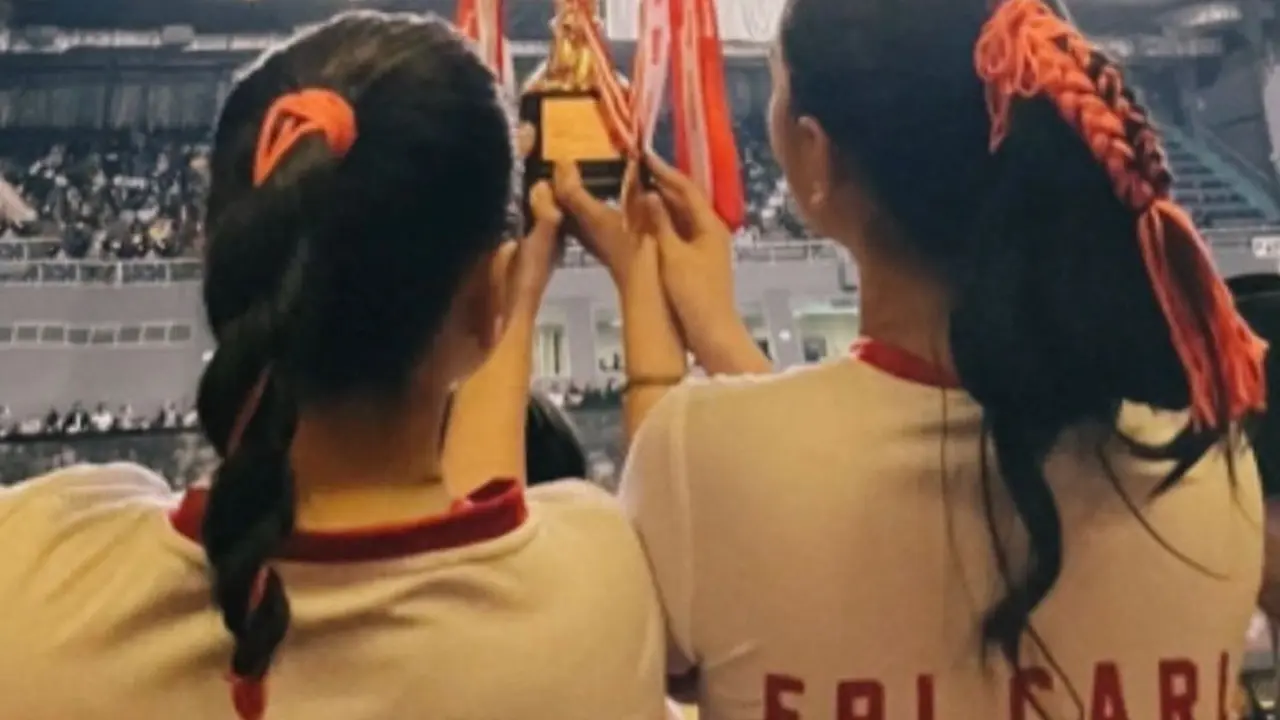 Hesti Purwadinata dan Erika Carlina angkat piala (Instagram/hestipurwadinata)