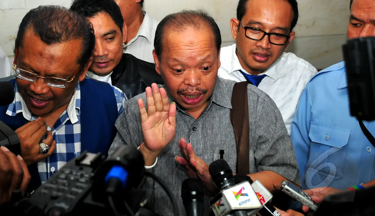 Sutan Bhatoegana memberikan keterangan pers usai menjalani sidang dengan agenda eksepsi di Pengadilan Tipikor, Jakarta, Senin (20/4/2015). (Liputan6.com/Yoppy Renato)