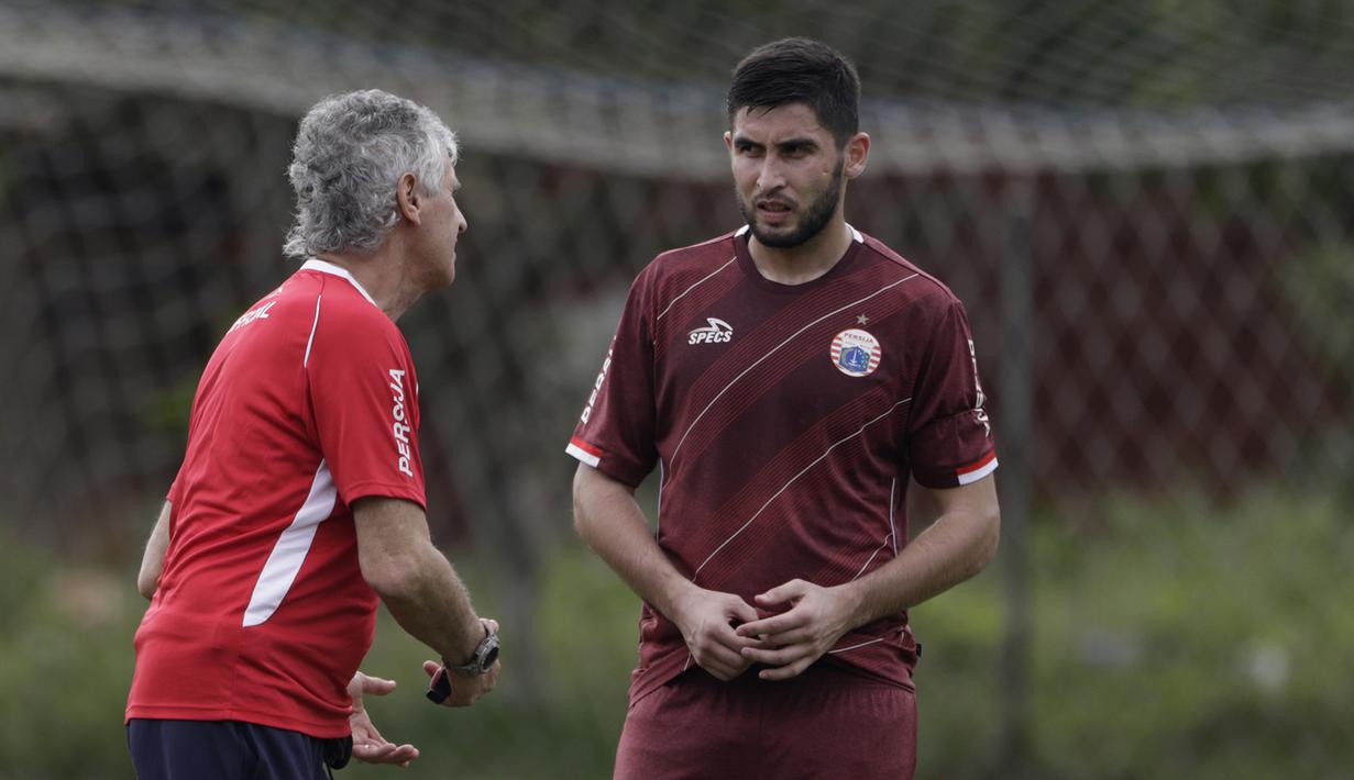Pelatih Persija Jakarta, Ivan Kolev, berdiskusi dengan Jakhongir Abdumuminov saat latihan di Lapangan Sutasoma, Jakarta, Rabu (16/1). Ini merupakan latihan perdana yang dipimpin oleh Ivan Kolev. (Bola.com/Yoppy Renato)