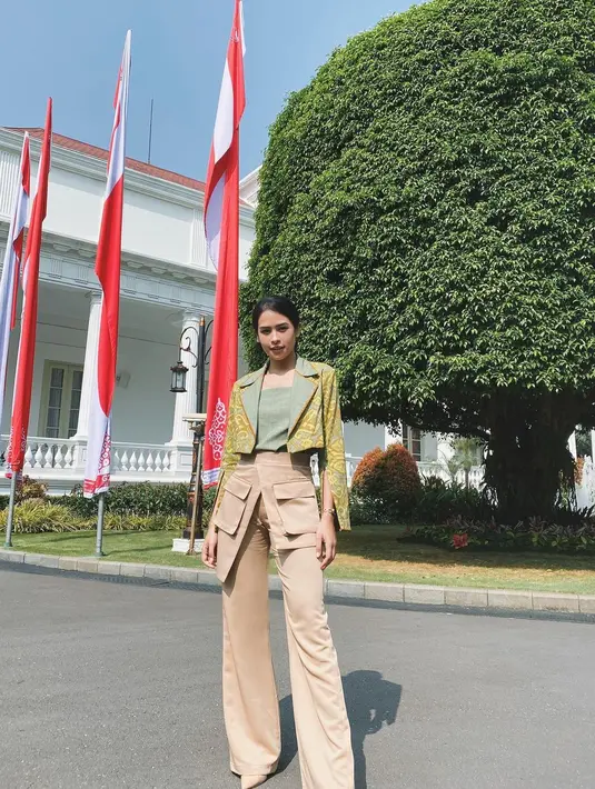 Ada juga blazer batik model cropped top dan celana panjang layering yang stylish. [IG @maudyayunda]