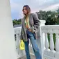 Tampilan untuk kencan malam dengan kemeja halus Paris Georgia, jeans Eytys, dan blazer besar Frankie Shop. (FOTO: Instagram/stylememaeve).