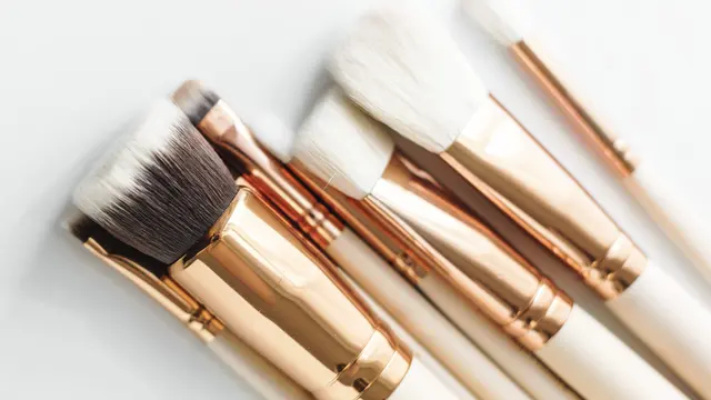 Beberapa masalah kulit yang bisa muncul akibat kuas makeup tidak dibersihkan