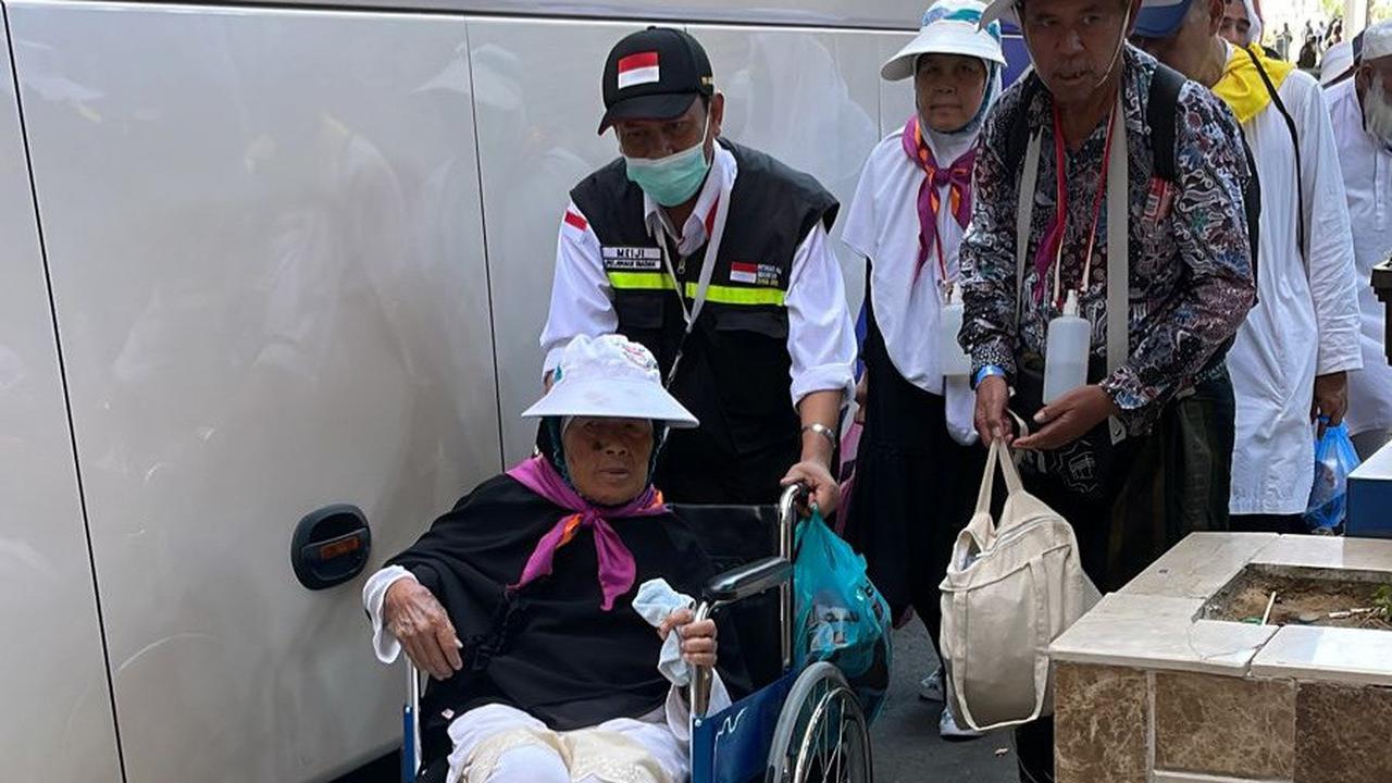 Jemaah Haji Indonesia usai melaksanakan prosesi puncak haji di Arafah - Muzdalifah - Mina (Armuzna).