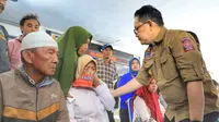 Pj Gubernur Jatim Adhy Karyono menemui keluarga korban longsor di Lumajang. (Istimewa)