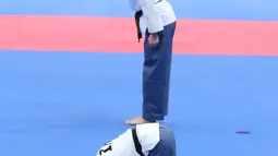 Atlet Taekwondo putri Indonesia, Defia Rosmaniar melakukan sujud syukur saat merayakan kemenangan atas Salahshouri Marjan (Iran) pada Final Women Individual Poomsae di JCC, Jakarta, Minggu (19/8). (Liputan6.com/Helmi Fithriansyah)