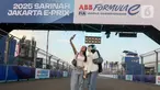 Warga berswafoto di lintasan Formula E World Championship usai menyaksikan sesi Free Practice 1 (FP1) di Jakarta International E-Prix Circuit (JIEC) di Ancol, Jumat (20/6/2025). (Liputan6.com/Herman Zakharia)
