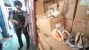 Polisi berjaga disamping barang bukti fosil satwa dilindungi jenis kerang kepala kambing di Tanjung Priok, Jakarta, Kamis (18/2). Petugas berhasil menggagalkan penyelundupan 1 kontainer berisi 388 koli kerang kepala kambing. (Liputan6.com/Angga Yuniar)