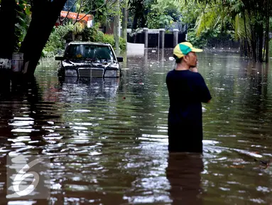 Sebuah mobil terendam banjir di kawasan di Hang Lekiu, Kebayoran Baru, Jakarta, Jumat (11/11). Hujan deras disertai angin yang mengguyur wilayah Jakarta, mengakibatkan daerah ini banjir. (Liputan6.com/Johan Tallo)