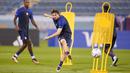 Brenden Aaronson (tengah) mengikuti sesi latihan resmi di Stadion Al-Gharafa SC, Doha, Senin (28/11/2022). Pemain yang berposisi gelandang ini disebut-sebut sebagai Lionel Messi dari Amerika Serikat. (AP Photo/Ashley Landis)