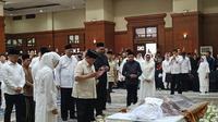 Presiden Prabowo Subianto melayat Wakil Gubernur Jakarta periode 1982-1987 yang juga tokoh pencak silat Mayjen TNI (Purn) Eddie Marzuki Nalapraya, di Padepokan Pecak Silat, Taman Mini Indonesia Indah (TMII), di Jakarta Timur, Selasa (13/5) (Alma Fikhasari/Merdeka.com)