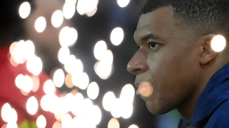 Pemain Paris Saint-Germain, Kylian Mbappe terlihat pada laga lanjutan Liga Prancis 2022/2023 melawan RC Lens di the Parc des Princes, Paris, Prancis 15 April 2023. (AFP/Anne-Christine Poujoulat)