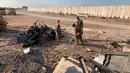 Tentara AS memeriksa lokasi pemboman Iran di pangkalan udara Ain al-Asad, Anbar, Irak, Senin (13/1/2020). Iran menghujani pangkalan militer AS tersebut dengan rudal sebagai balasan atas kematian Jenderal Qasem Soleimani. (AP Photo/Ali Abdul Hassan)