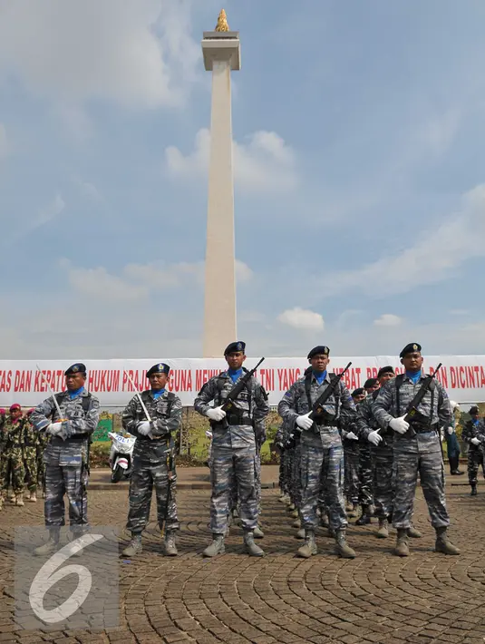 Prajurit TNI baris berbaris saat mengikuti apel gelar operasi penegak ketertiban (Ops Gaktib) di Silang Monas, Jakarta, Kamis (14/1). 1.244 prajurit mengikuti Operasi Yustisi dengan sandi Citra Wira Dharma 2016. (Liputan6.com/Gempur M Surya)