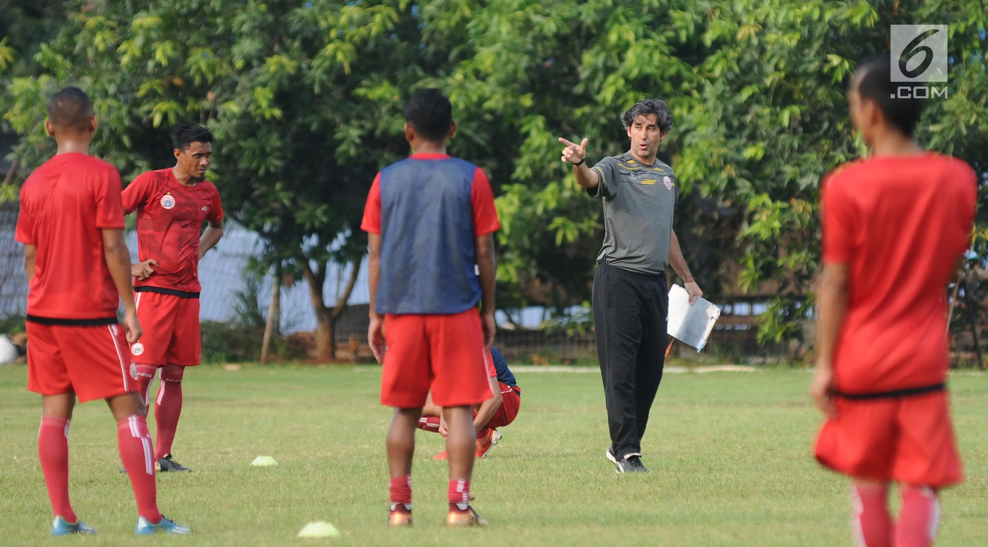 Pelatih Persija, Stefano Cugurra Teco memberikan arahan jelang latihan di Lapangan Sutasoma, Halim Perdanakusuma, Jakarta. (Liputan6.com/Helmi Fithriansyah)