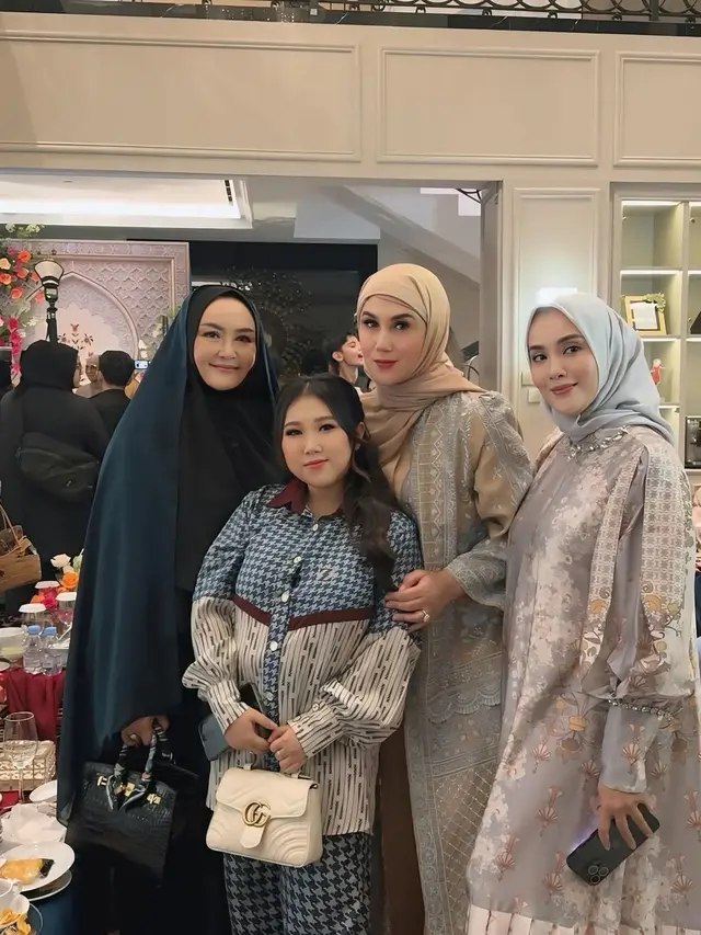 6 Potret Artis Buka Puasa di Rumah Drg. Devya, Ada Krisdayanti hingga Kiky Saputri