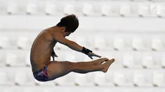 Atlet loncat indah asal Korsel, Kim Yeongnam melakukan lompatan pada nomor mens's 10m platform preliminary Asian Games 2018 di Jakarta, Sabtu (1/9). Nilai tertinggi dalam babak penyisihan ini diraih Qui Bo asal China (561.15). (Merdeka.com/Imam Buhori)