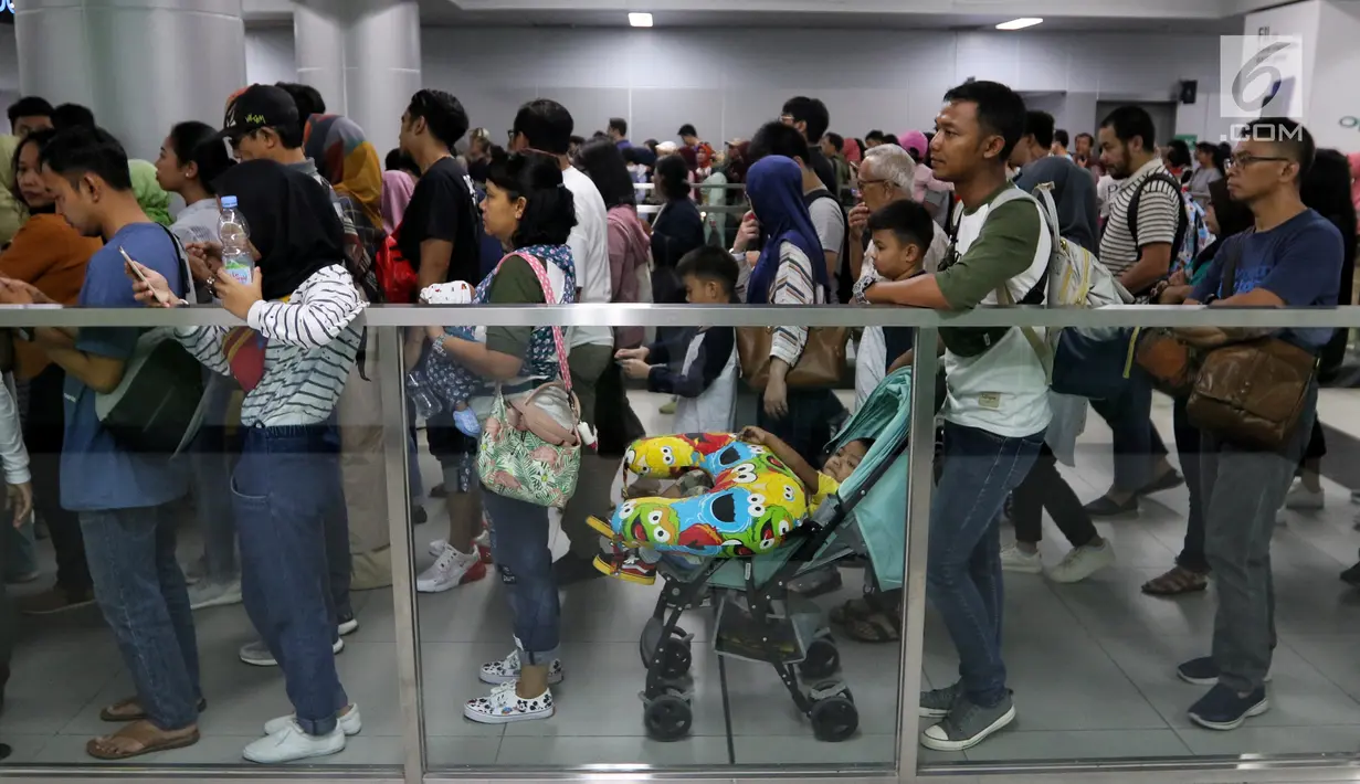 Warga antre untuk menaiki kereta Moda Raya Terpadu (MRT)  pada libur lebaran 2019 di Stasiun MRT Bundaran HI, Jakarta, Kamis (6/6/2019). Libur Hari Raya Idul Fitri dijadikan momen bagi warga Jakarta untuk mencoba MRT, meski sudah tak gratis lagi. (Liputan6.com/Johan Tallo)