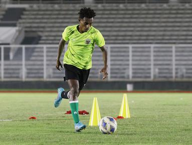 Pemandangan menarik terlihat pada pemusatan latihan Timnas Indonesia U-19 jelang Piala AFF 2022 di Stadion Madya, Jakarta. (Bola.com/M Iqbal Ichsan)