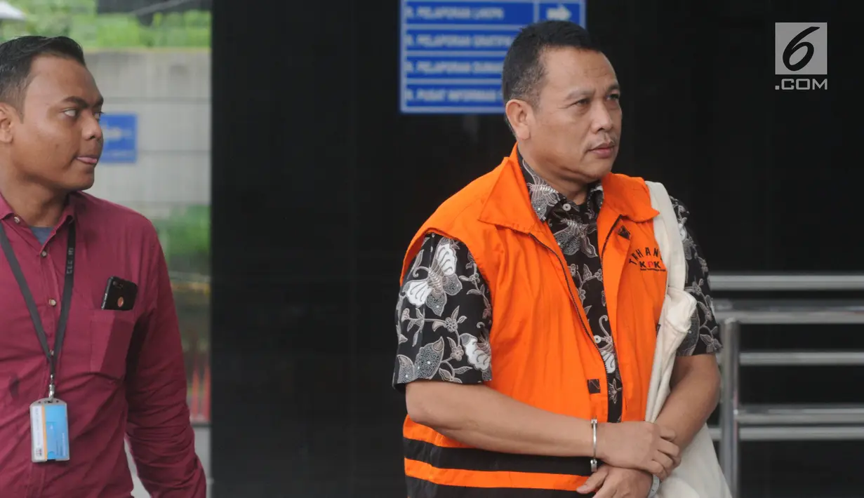 Terpidana mantan Kapus Data dan Sistem Informasi Sekjen Kemendagri, Dudy Jocom menjalani pemeriksaan di gedung KPK, Jakarta, Selasa (29/1). Dudy diperiksa terkait dugaan korupsi pembangunan Kampus IPDN di Gowa tahun anggaran 2011.(merdeka.com/Dwi Narwoko)