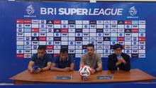 Pelatih Persita Tangerang, Carlos Pena, dalam sesi konfrensi pers setelah duel kontra PSBS Biak di&nbsp;Stadion Maguwoharjo, Sleman pada laga pekan ke-12 BRI Super League musim ini, Kamis (6/11/2025) sore WIB. Pada laga tersebut, Persita kalah 1-2 dari PSBS. (Bola.com/Ana Dewi)
