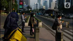 Pemprov DKI Jakarta melalui Dinas Lingkungan Hidup (DLH) berharap semakin banyak warga yang berjalan kaki, serta menggunakan transportasi umum atau publik. (Liputan6.com/Herman Zakharia)