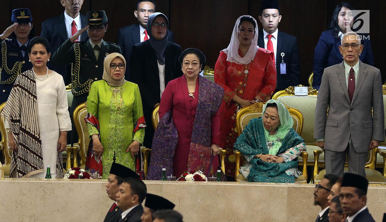 Presiden ke-5 RI Megawati Soekarnoputri duduk bersebelahan dengan Ibu Negara Iriana dan istri Wakil Presiden, Mufidah Kalla serta istri presiden keempat Abdurahman Wahid, Sinta Nuriyah dalam Sidang Tahunan MPR Tahun 2019 di Kompleks Parlemen, Jakarta, Jumat (16/8/2019). (Liputan6.com/Johan Tallo)