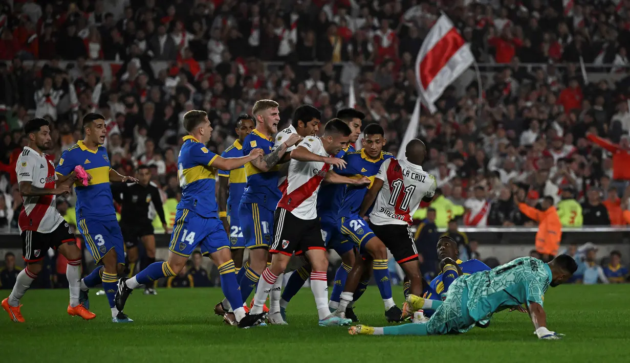 Keributan terjadi diakhir pertandingan yang mempertemukan dua rival abadi, River Plate dan Boca Juniors dalam pertandingan Argentine Professional Football League Tournament 2023 yang berlangsung di El Monumental stadium, Senin (8/5/2023) pagi WIB. (AFP/Luis Robayo)