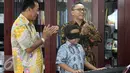 Zulkifli Hasan memberikan apresiasi kepada Jefri Setiawan usai memainkan keyboard dengan mata tertutup di Ruang kerjanya Komplek Parlemen, Senayan, Jakarta, Senin (9/1). (Liputan6.com/JohanTallo)