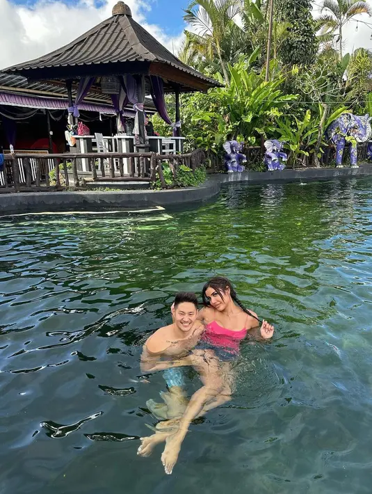 Lionel baru saja melamar Millen di tempat liburan mereka di Bali.  [Foto: IG/millencyrus].