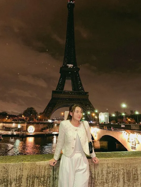 Blazer tersebut dipadukan tshirt putih serasi dengan celana panjangnya. Ia terlihat tanpa mengenakan aksesori. [@aaliyah.massaid]