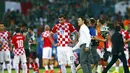 Ekspresi Mario Mandzukic (17) bersama pelatih Kroasia, Niko Kovac, saat dikalahkan Meksiko 1-3 dan gagal masuk ke fase 16 besar Piala Dunia 2014, Brasil, (24/6/2014). (REUTERS/Eddie Keogh)