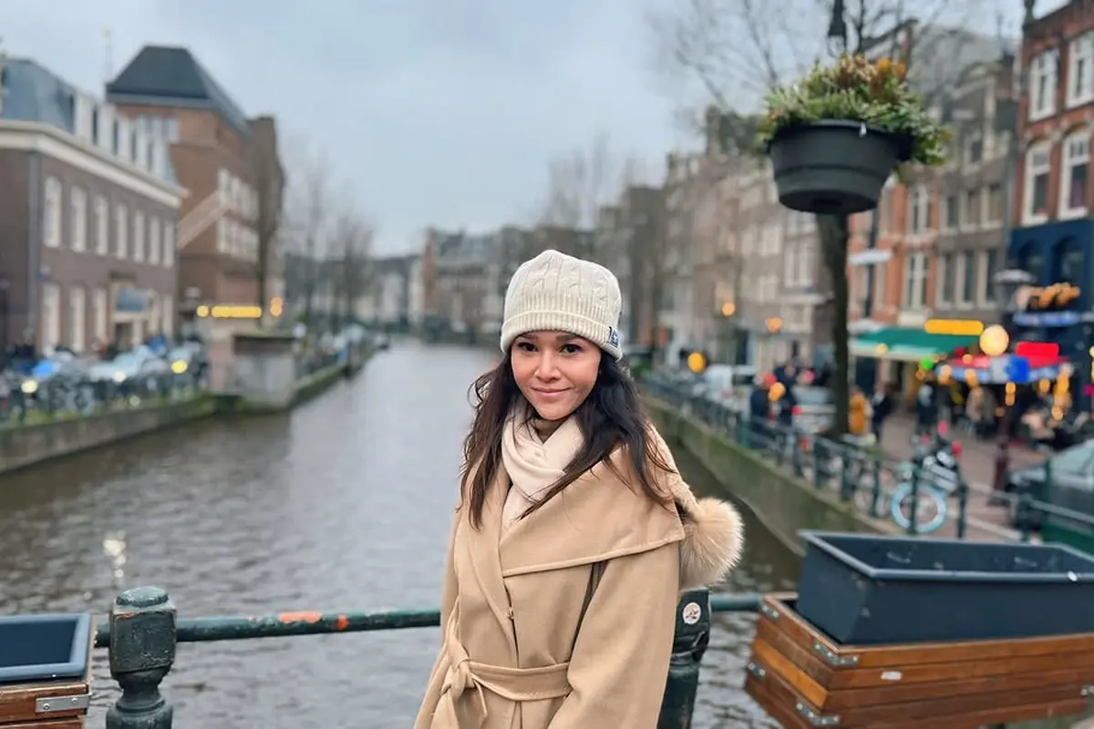 Gaya Outfit Traveling Maia Estianty yang Bisa Jadi Inspirasi untuk Berlibur (Instagram/@maiaestiantyreal)