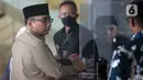 Juru Bicara KPK, Budi Prasetyo, memastikan pemanggilan Yaqut Cholil Qoumas masih sebagai saksi terkait kasus tersebut. Tampak dalam foto, mantan Menteri Agama, Yaqut Cholil Qoumas (kiri) saat tiba untuk menjalani pemeriksaan di Gedung Merah Putih Komisi Pemberantasan Korupsi (KPK), Selasa (16/12/2025). (Liputan6.com/Helmi Fithriansyah)