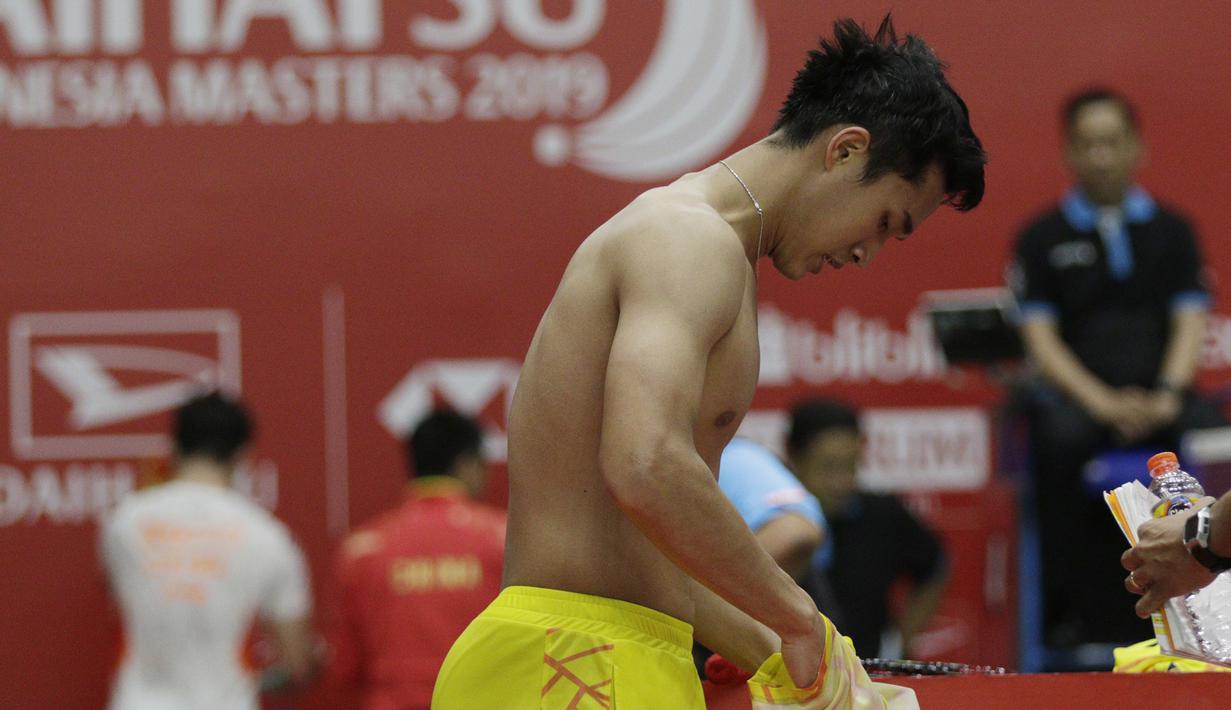 Tunggal putra Indonesia, Jonatan Christie, mengganti baju saat melawan tunggal China pada Indonesia Masters 2019 di Istora Senayan, Jakarta, Kamis (24/1). Jonatan lolos ke perempat final. (Bola.com/M. Iqbal Ichsan)