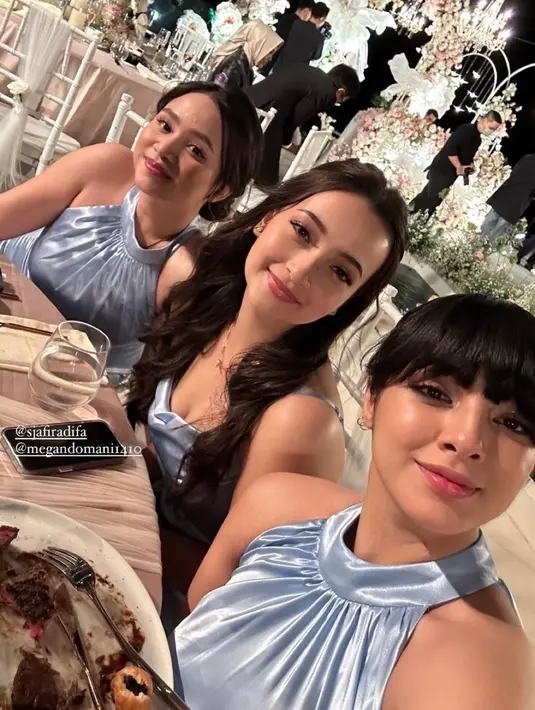Megan Domani hadir sebagai bridesmaid dalam balutan silk dress warna sky blue. [megandomani1410].