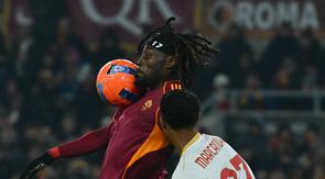 Gelandang AS Roma, Manu Kone (kiri), mengontrol bola di depan bek Genoa Alessandro Marcandalli (kanan), dalam pertandingan sepak bola Serie A Italia antara AS Roma dan Genoa di Stadion Olimpico, Roma, pada 29 Desember 2025. (Filippo Monteforte / AFP)