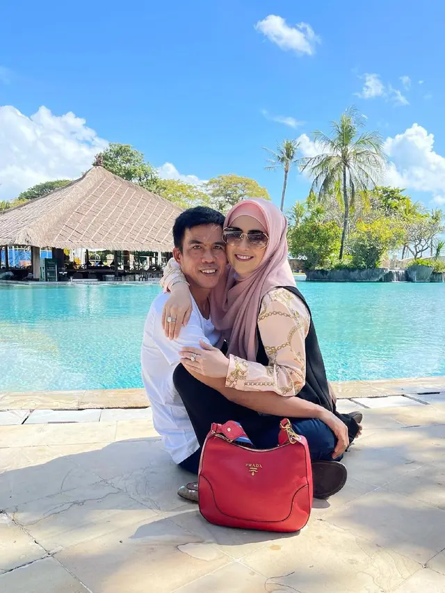 7 Potret Liburan Meggy Wulandari dari Suami di Bali, Tampil Mesra