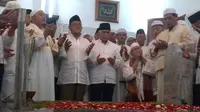 Hatta Rajasa ziarah ke makam Habib Ali Kwitang. (Liputan6.com/Edward Panggabean)