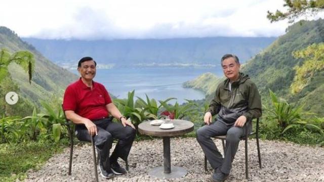 Menko Kemaritiman dan Investasi Luhut Binsar Pandjaitan dan Menlu China Wang Yi  di Danau Toba, Sumatera Utara