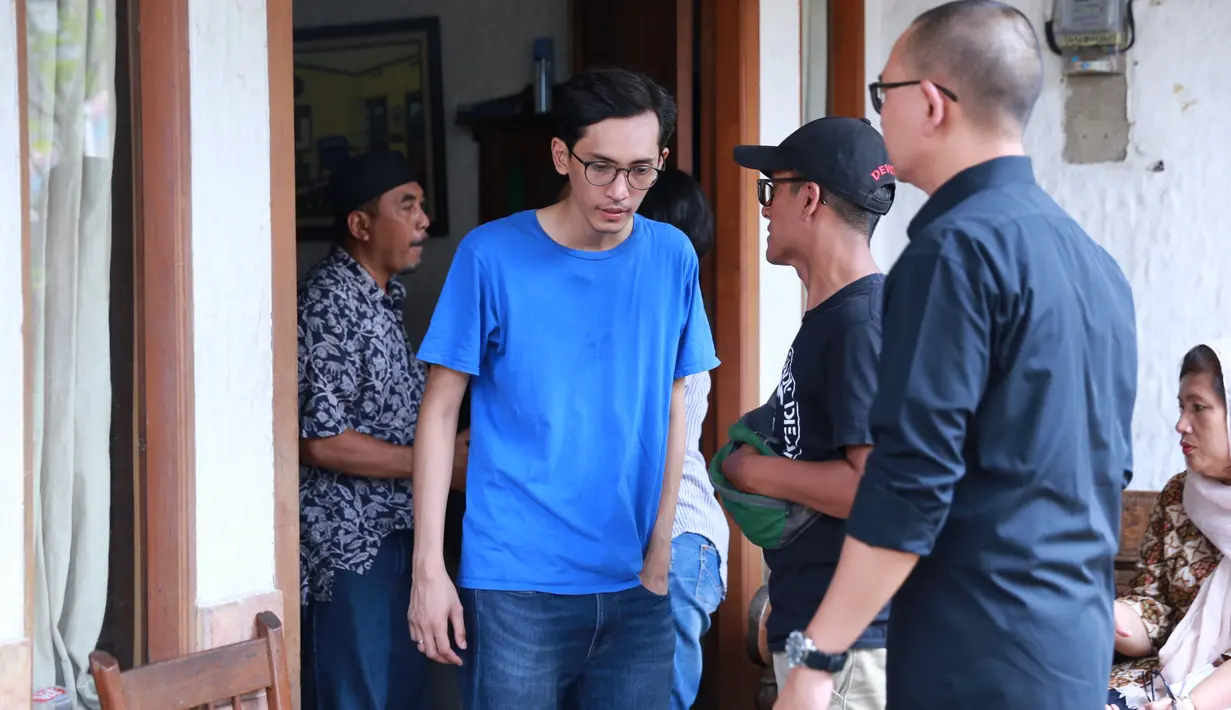 Duka mendalam pastinya dirasakan oleh Rendy Surindrapati, anak ketiga dari almarhum  Deddy. Ditemui di kediamannya, Rendy pun bercerita soal kronologis meninggalnya sang ayah yang tengah duduk santai. (Adrian Putra/Bintang.com)