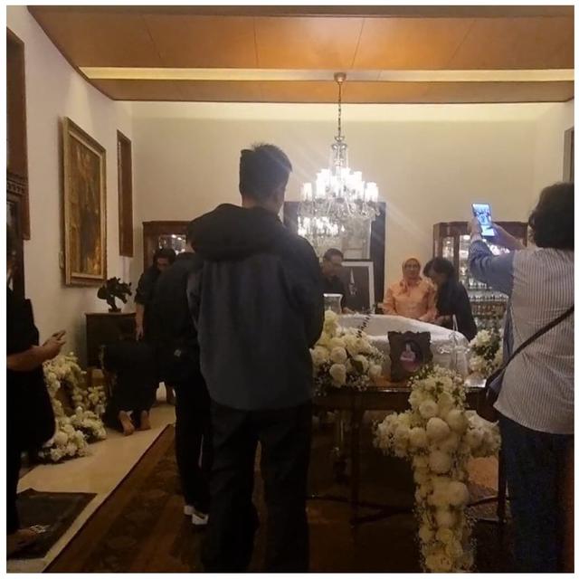 6 Potret Baim Wong Melayat Hotma Sitompul, Tetap Hadir Usai Hadapi Perceraian