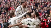 Para pemain Real Madrid merayakan gol yang dicetak oleh Gareth Bale ke gawang Atletico Madrid pada laga La Liga di Stadion Wanda Metropolitano, Sabtu (9/2). Real Madrid menang 3-1 atas Atletico Madrid. (AP/Manu Fernandez)