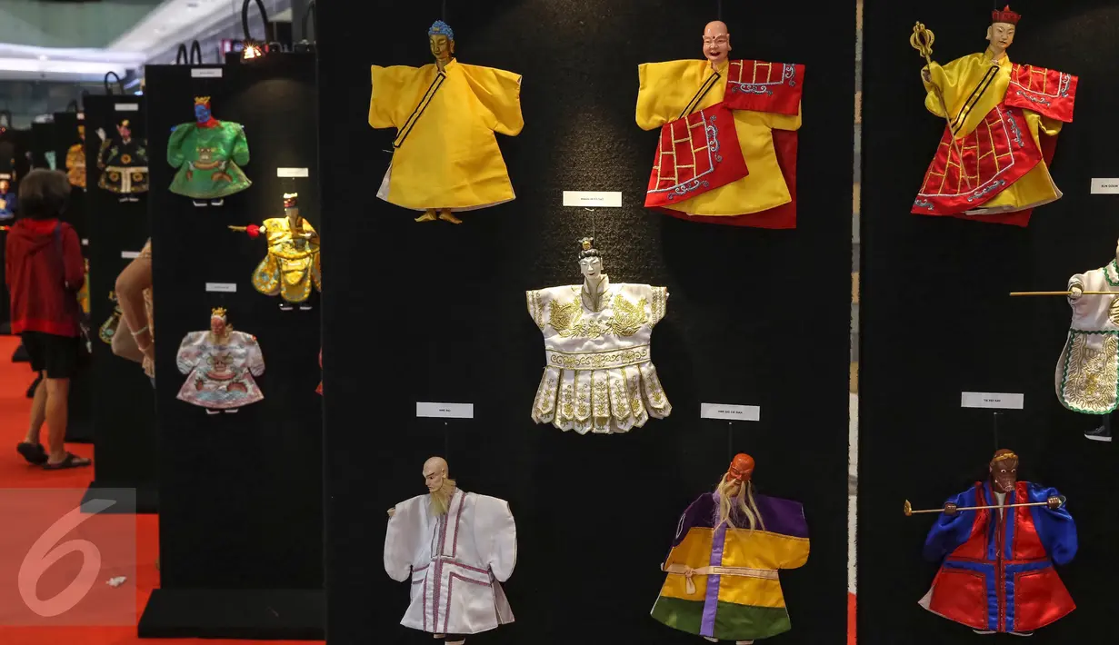 Pameran Wayang Potehi menyambut Imlek di Lippo Mall Puri, Jakarta Barat, (21/01). Wayang Potehi  adalah wayang yang berbentuk kantong kain khas dari negeri Tiongkok. (Liputan6.com/ Fery Pradolo)