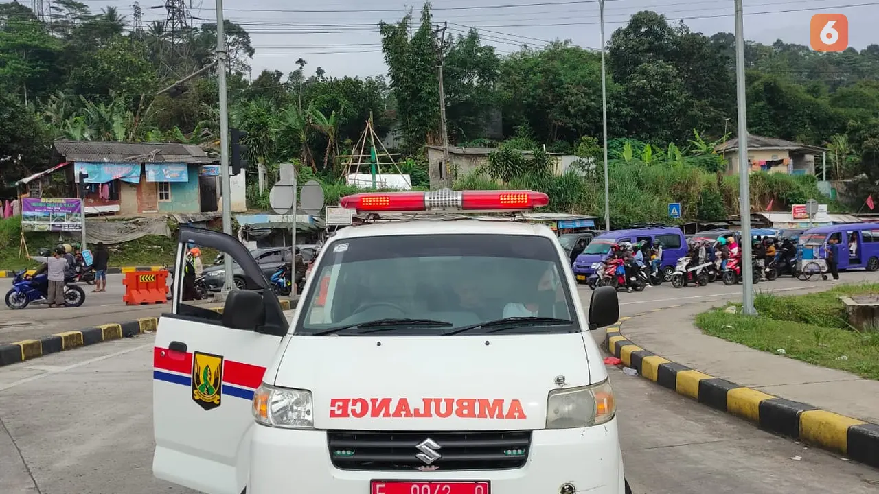 Ambulans sarat penumpang tanpa pasien terobos kepadatan arus mudik, diduga hendak antar warga berwisata di exit tol Bocimi Seksi 3 Parungkuda Kabupaten Sukabumi. (Liputan6.com/Istimewa).