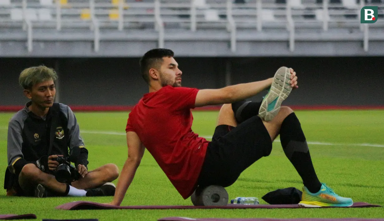 Pemain naturalisasi Timnas Indonesia, Sandy Walsh, menjalani latihan ringan di Stadion Gelora Bung Tomo (GBT), Surabaya, Sabtu (10/6/2023) petang WIB. (Bola.com/Wahyu Pratama)