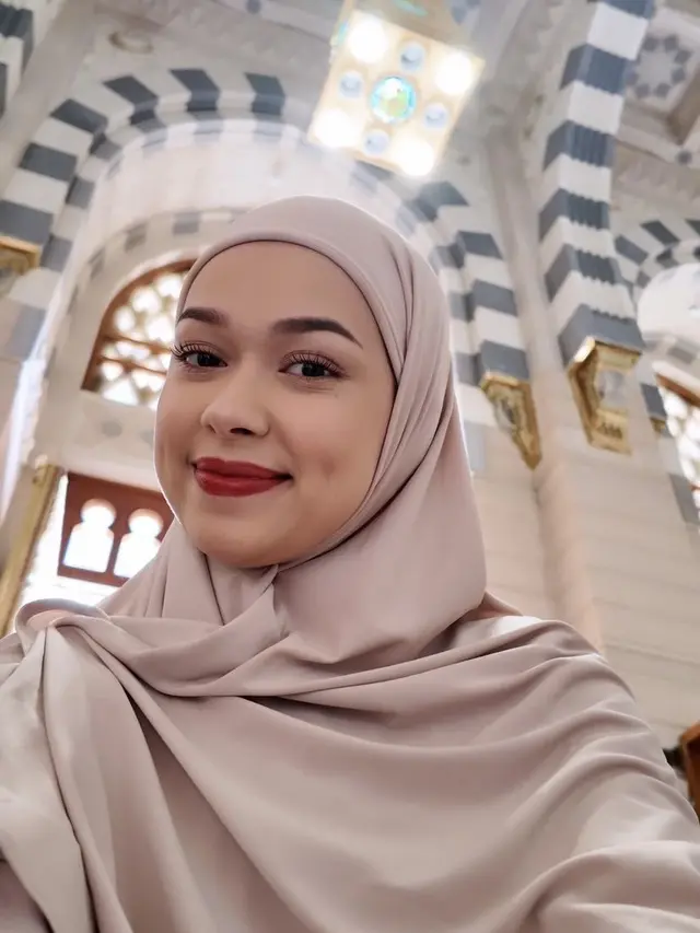 Tampilan Rebecca Klopper saat Umrah. [@rklopperr]