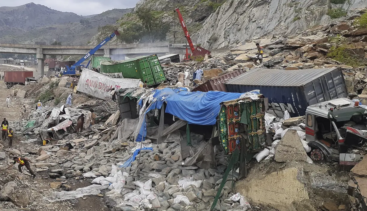 Tanah longsor besar melanda sebuah jalan raya utama di Pakistan barat laut dekat kota perbatasan Torkham sebelum fajar pada hari Selasa, menimbun dua lusin truk dan menewaskan sedikitnya dua orang, kata para pejabat. (AP Photo/Muhammad Sajjad)