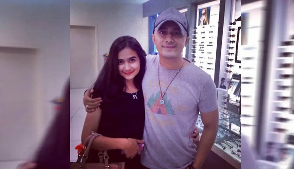 Beda usia 12 tahun, tak jadi halangan untuk Hengky Kurniawan merajut tali asmara dengan artis muda Sonya Fatmala. (instagram.com/hengkykurniawan)