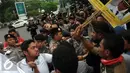 Ketegangan terjadi antara massa FPMM dengan Polisi saat aksi di depan KPK, Jakarta, Jumat (26/8). Mereka mendesak KPK mengusut Bupati Buru yang diduga melakukan korupsi. (Liputan6.com/Helmi Afandi)