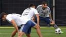 Bintang Argentina, Lionel Messi, melakukan pemanasan saat latihan di Pusat Pelatihan Joan Gamper, Barcelona, Sabtu (2/6/2018). Latihan ini merupakan persiapan jelang Piala Dunia 2018. (AFP/Lluis Gene)
